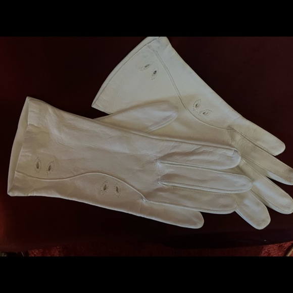 Vintage gorgeous detailed gloves - Picture 2 of 3